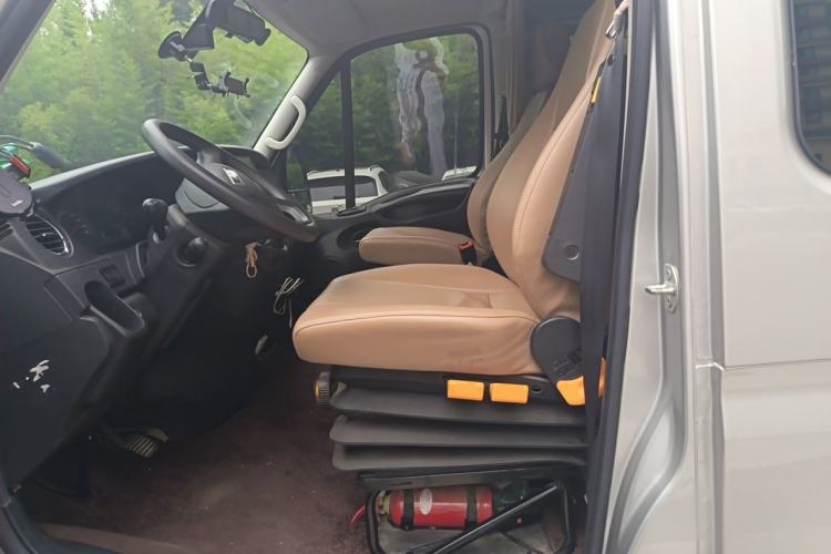 Used Iveco Eurocargo 2021 3.0T Automatic Chao Rui Short Wheelbase Low-Roof Side-Sliding Door F1C Left Front Seat