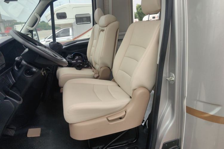 Used Iveco Eurocargo 2021 3.0T Automatic Professional Chassis 4.5-Ton Long-Wheelbase Double-Cab Chassis F1C Left Front Seat