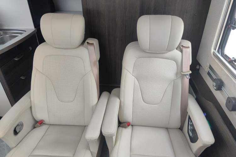 Used Iveco Eurocargo 2021 3.0T Automatic Professional Chassis 4.5-Ton Long-Wheelbase Double-Cab Chassis F1C Left Rear Seat
