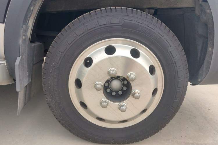 Used Iveco Eurocargo 2021 3.0T Automatic Professional Chassis 4.5-Ton Long-Wheelbase Double-Cab Chassis F1C Right Front Wheel Hub