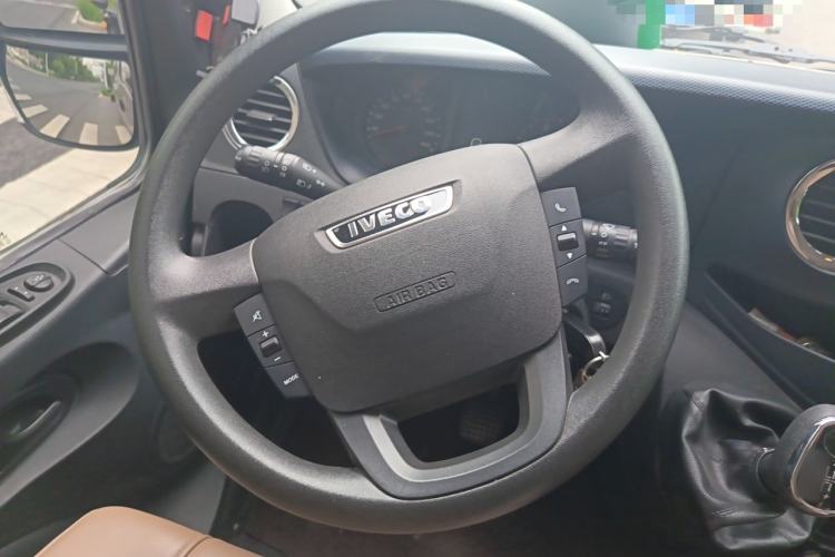 Used Iveco Eurocargo 2021 3.0T Automatic Chao Rui Short Wheelbase Low-Roof Side-Sliding Door F1C Steering Wheel