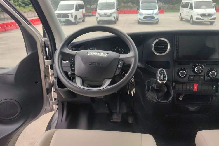 Used Iveco Eurocargo 2021 3.0T Automatic Professional Chassis 4.5-Ton Long-Wheelbase Double-Cab Chassis F1C Steering Wheel