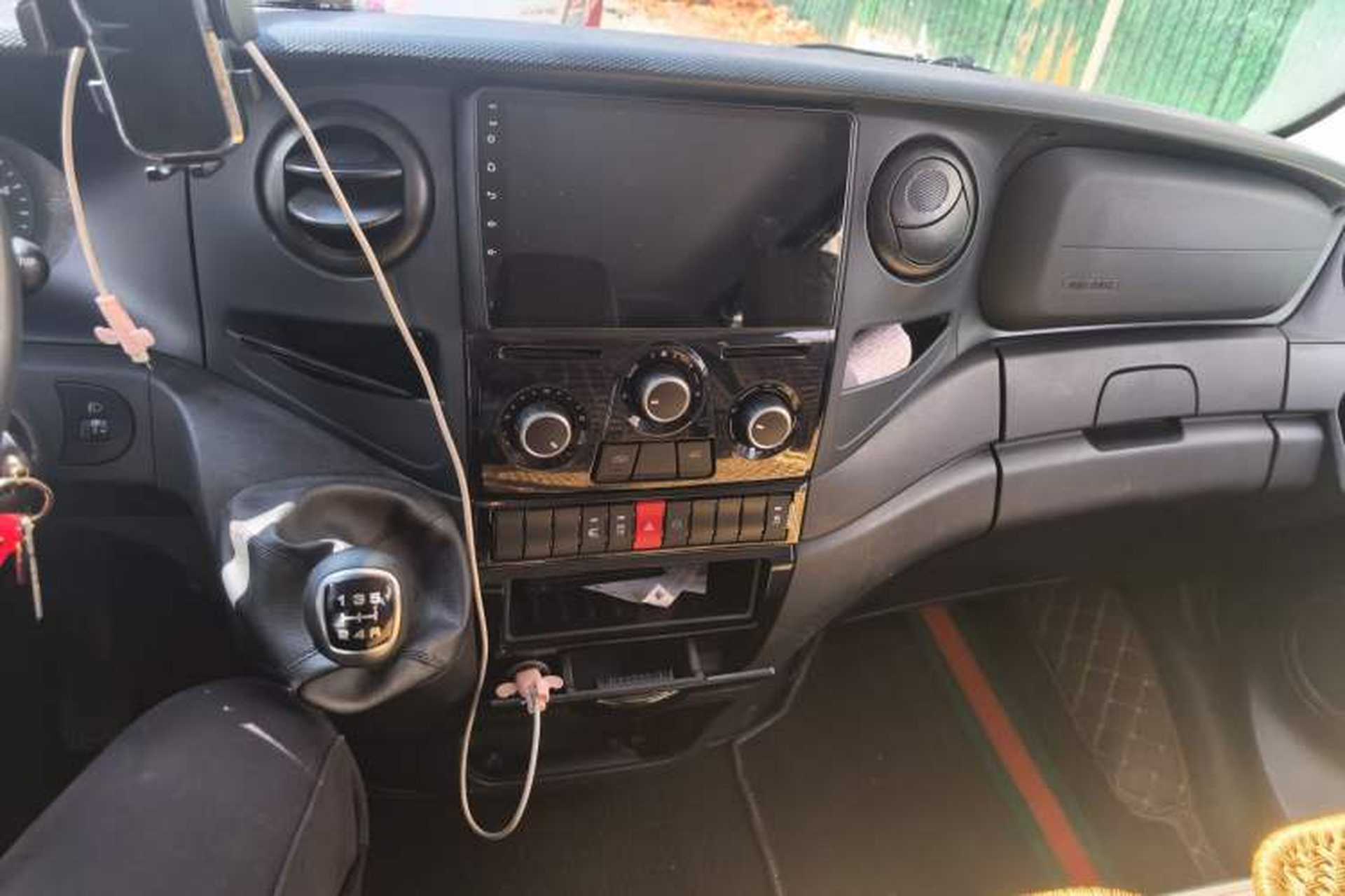 Used Iveco Eurocargo 2021 2.0T Manual Super-Rui Short Wheelbase Low-Roof Side-Hinged Door F1A Audio And AC Panel