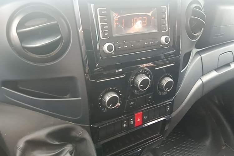 Used Iveco Eurocargo 2021 2.0T Manual Super-Rui Short Wheelbase Low-Roof Side-Hinged Door F1A Audio And AC Panel