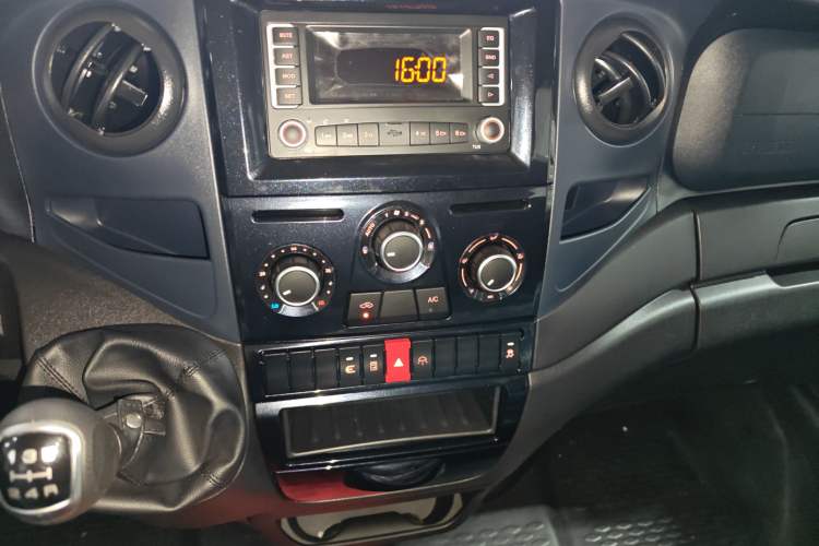 Used Iveco Eurocargo 2021 2.0T Manual Super-Rui Short Wheelbase High-Roof Side-Sliding Door F1A Audio And AC Panel