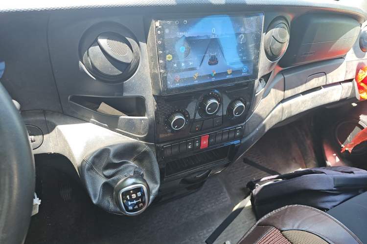 Used Iveco Eurocargo 2021 2.0T Manual Super-Rui Short Wheelbase High-Roof Side-Sliding Door F1A Audio And AC Panel