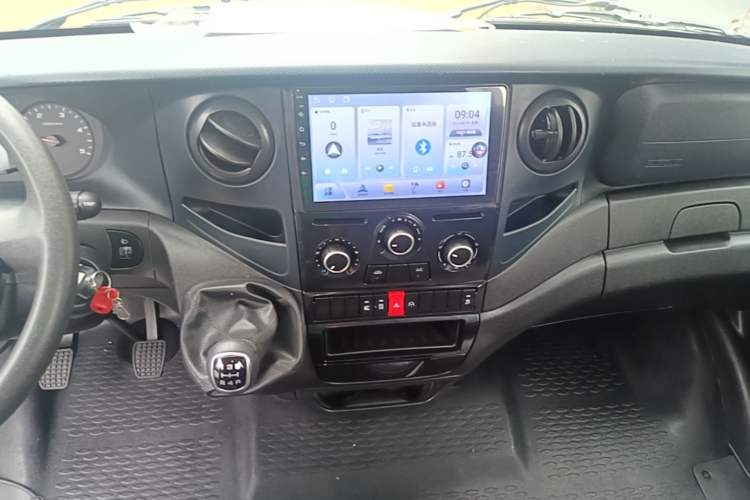 Used Iveco Eurocargo 2021 2.0T Manual Super Rui Long Wheelbase Short Overhang High Roof Side-Sliding Door F1A Audio And AC Panel