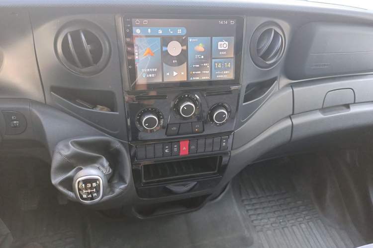 Used Iveco Eurocargo 2021 2.0T Manual Super-Rui Short Wheelbase Low-Roof Side-Hinged Door F1A Audio And AC Panel