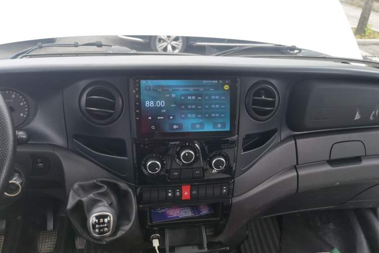 Used Iveco Eurocargo 2021 2.0T Manual Super-Rui Short Wheelbase Low-Roof Side-Hinged Door F1A Audio And AC Panel