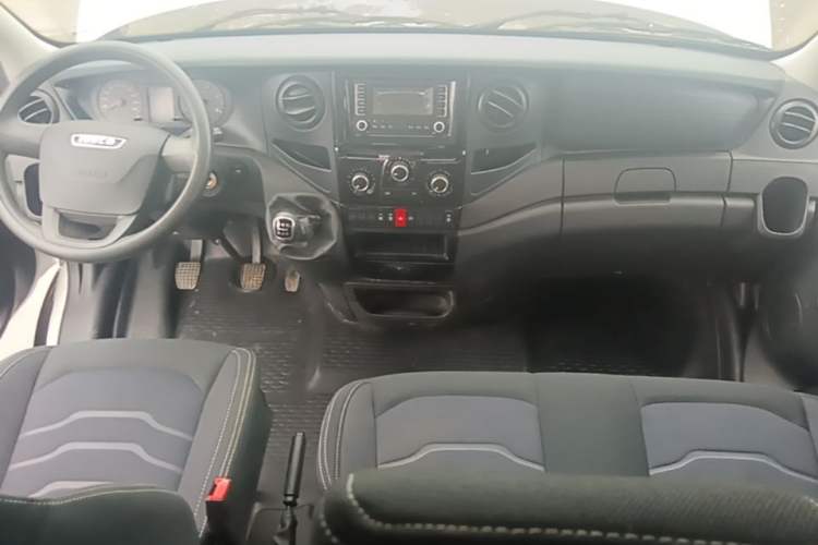 Used Iveco Eurocargo 2021 2.0T Manual Super-Rui Short Wheelbase Low-Roof Side-Hinged Door F1A Center Console