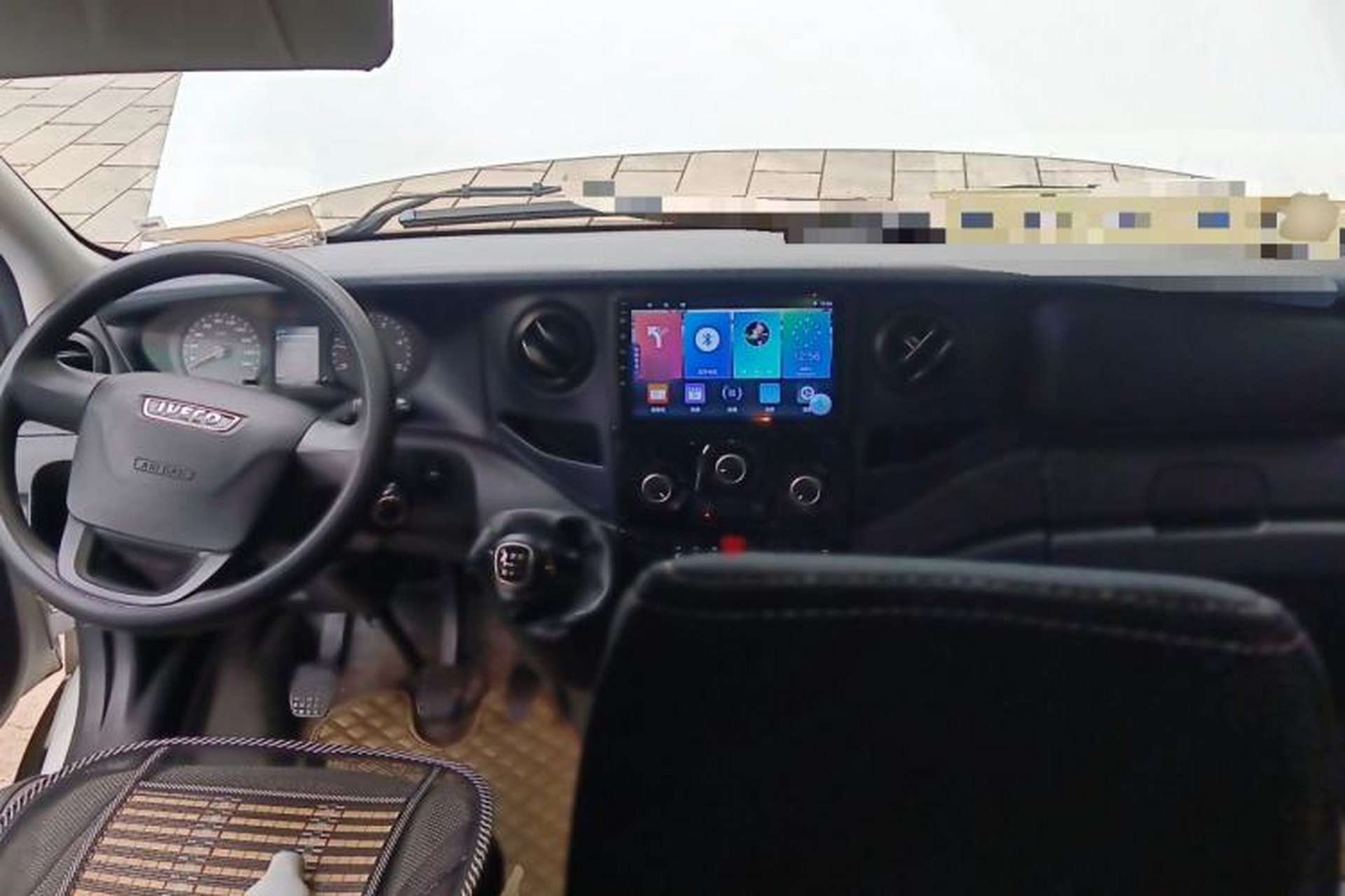 Used Iveco Eurocargo 2021 2.0T Manual Super-Rui Short Wheelbase Low-Roof Side-Hinged Door F1A Center Console