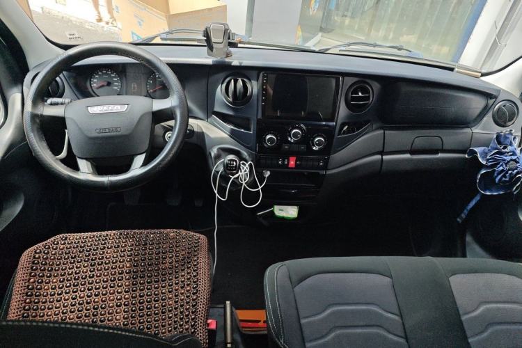 Used Iveco Eurocargo 2021 2.0T Manual Super-Rui Short Wheelbase High-Roof Side-Sliding Door F1A Center Console
