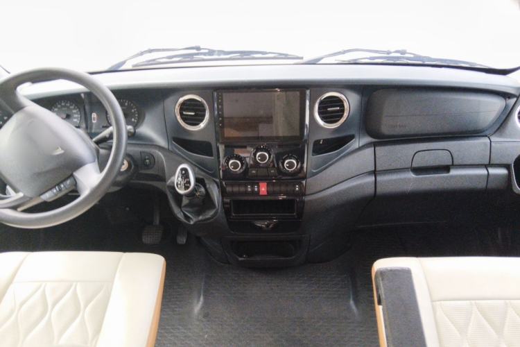 Used Iveco Eurocargo 2021 3.0T Automatic Chaorui Long-Wheelbase High-Roof Side-Sliding Door F1C (For Modification Only) Center Console