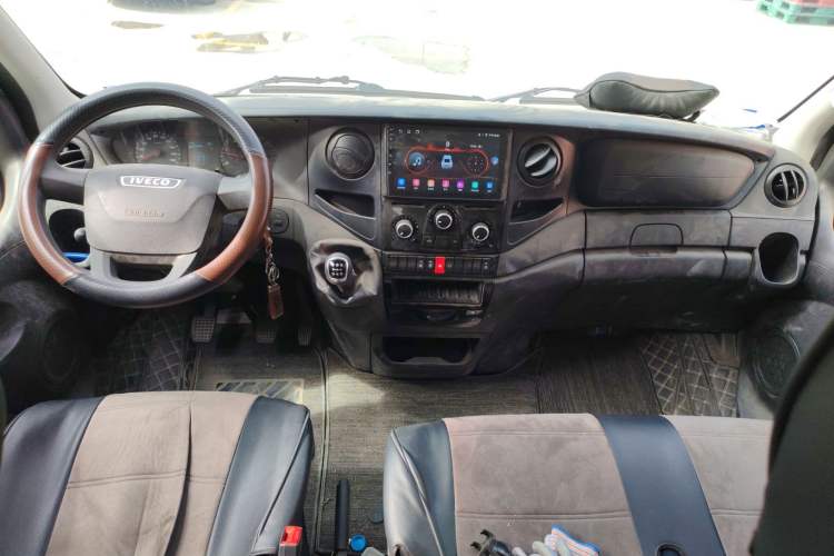 Used Iveco Eurocargo 2021 2.0T Manual Super-Rui Short Wheelbase Low-Roof Side-Hinged Door F1A Center Console