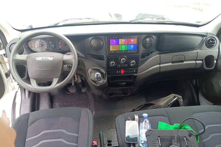 Used Iveco Eurocargo 2021 2.0T Manual Super-Rui Short Wheelbase High-Roof Side-Sliding Door F1A Center Console
