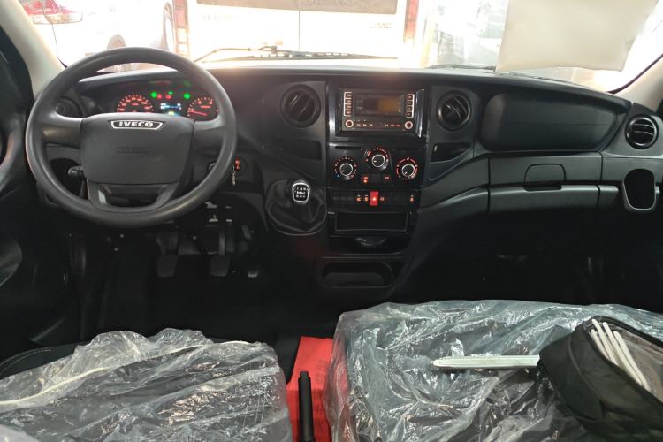 Used Iveco Eurocargo 2021 2.0T Manual Super-Rui Short Wheelbase High-Roof Side-Sliding Door F1A Center Console