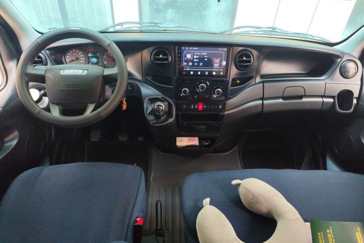 Used Iveco Eurocargo 2021 2.0T Manual Super Rui Short Wheelbase Low-Roof Manual Door F1A Center Console