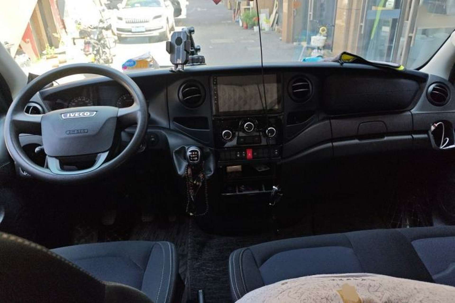 Used Iveco Eurocargo 2021 2.0T Manual Super-Rui Short Wheelbase Low-Roof Side-Hinged Door F1A Center Console