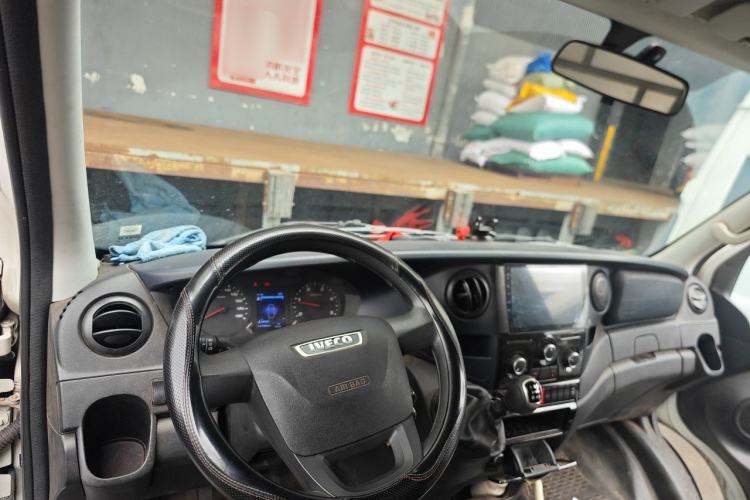 Used Iveco Eurocargo 2021 2.0T Manual - Yunrui Long Wheelbase Short Overhang High Roof Manual Doors – F1A Center Console