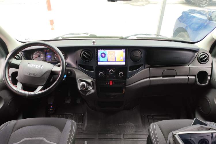 Used Iveco Eurocargo 2021 2.0T Manual Super Rui Long Wheelbase Short Overhang High Roof Side-Sliding Door F1A Center Console
