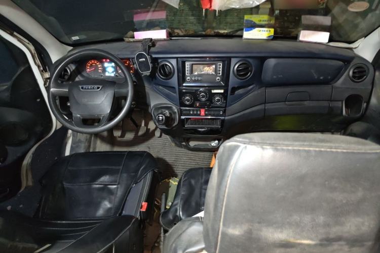 Used Iveco Eurocargo 2021 2.0T Manual Super Rui Long Wheelbase Short Overhang High Roof Side-Sliding Door F1A Center Console