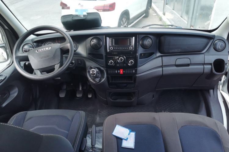 Used Iveco Eurocargo 2021 2.0T Manual Super Rui Long Wheelbase Short Overhang High Roof Side-Sliding Door F1A Center Console