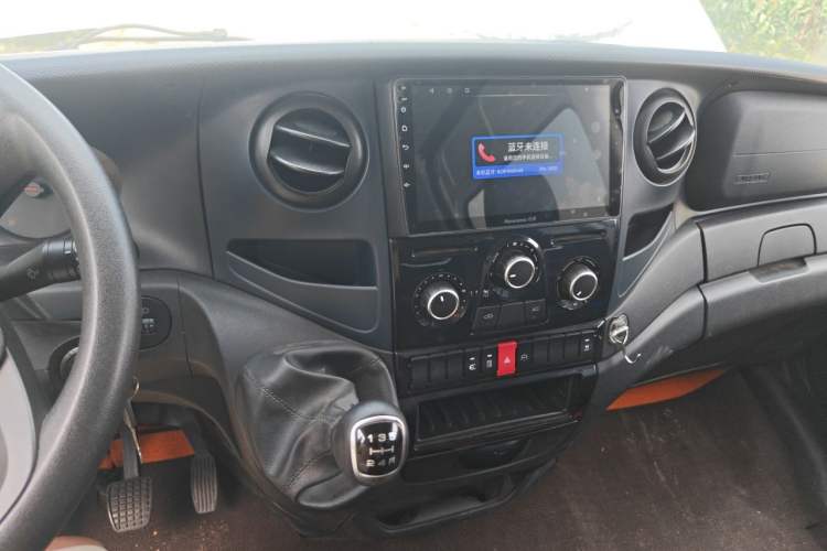 Used Iveco Eurocargo 2021 2.0T Manual Super-Rui Short Wheelbase High-Roof Side-Sliding Door F1A Center Console