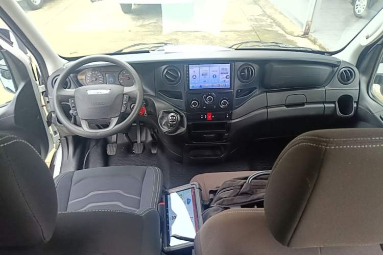 Used Iveco Eurocargo 2021 2.0T Manual Super Rui Long Wheelbase Short Overhang High Roof Side-Sliding Door F1A Center Console