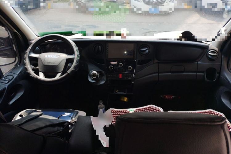 Used Iveco Eurocargo 2021 2.0T Manual Super-Rui Short Wheelbase Low-Roof Side-Hinged Door F1A Center Console