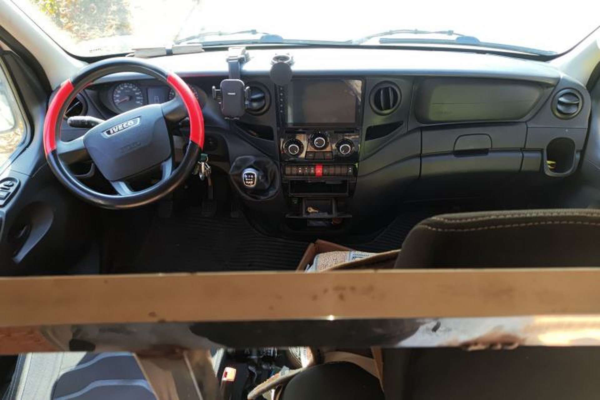 Used Iveco Eurocargo 2021 2.0T Manual Super Rui Long Wheelbase Short Overhang High Roof Side-Sliding Door F1A Center Console