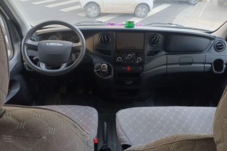 Used Iveco Eurocargo 2021 2.0T Manual Super-Rui Short Wheelbase Low-Roof Side-Hinged Door F1A Center Console