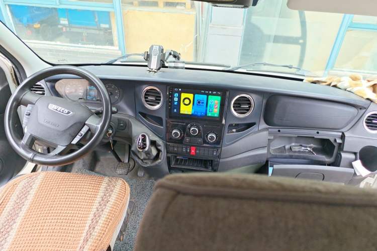 Used Iveco Eurocargo 2021 3.0T Automatic Super-Rui Short Wheelbase Low-Roof Manual-Door F1C Center Console