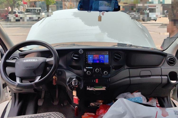 Used Iveco Eurocargo 2021 2.0T Manual Super-Rui Short Wheelbase Low-Roof Side-Hinged Door F1A Center Console