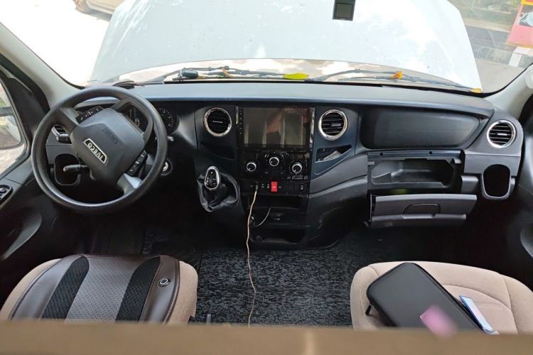 Used Iveco Eurocargo 2021 3.0T Automatic Chao Rui Short Wheelbase Low-Roof Side-Sliding Door F1C Center Console