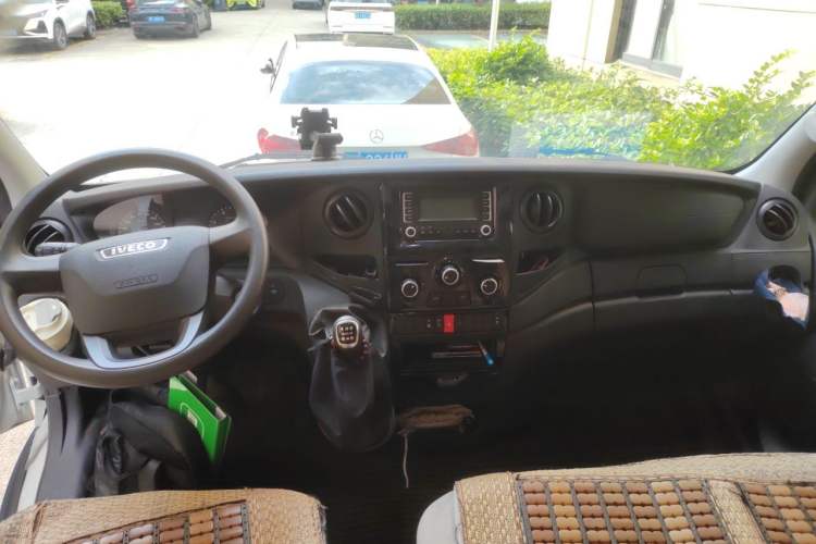 Used Iveco Eurocargo 2021 2.0T Manual Super-Rui Short Wheelbase Low-Roof Side-Hinged Door F1A Center Console