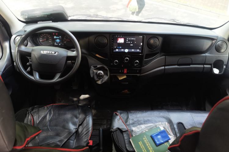 Used Iveco Eurocargo 2021 2.0T Manual Super-Rui Short Wheelbase High-Roof Side-Sliding Door F1A Center Console