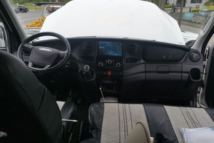 Used Iveco Eurocargo 2021 2.0T Manual Super-Rui Short Wheelbase Low-Roof Side-Hinged Door F1A Center Console