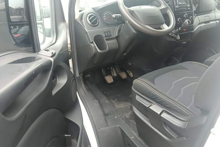 Used Iveco Eurocargo 2021 2.0T Manual Super-Rui Short Wheelbase Low-Roof Side-Hinged Door F1A Driver Seat