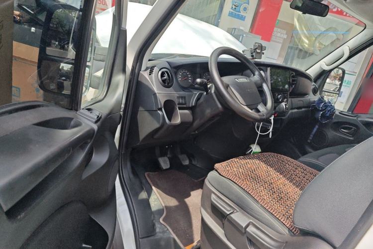 Used Iveco Eurocargo 2021 2.0T Manual Super-Rui Short Wheelbase High-Roof Side-Sliding Door F1A Driver Seat