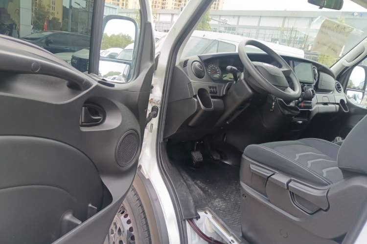 Used Iveco Eurocargo 2021 2.0T Manual Super-Rui Short Wheelbase High-Roof Side-Sliding Door F1A Driver Seat