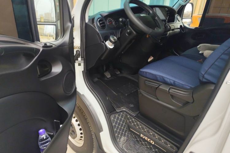 Used Iveco Eurocargo 2021 2.0T Manual Super Rui Short Wheelbase Low-Roof Manual Door F1A Driver Seat