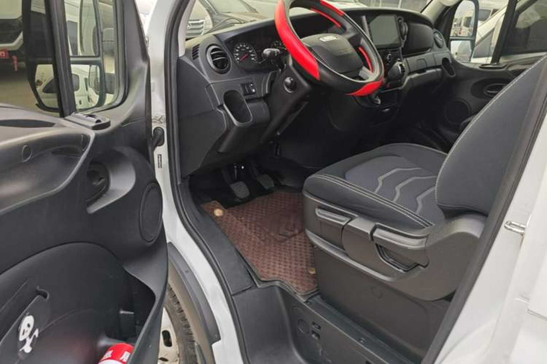 Used Iveco Eurocargo 2021 2.0T Manual Super Rui Long Wheelbase Short Overhang High Roof Side-Sliding Door F1A Driver Seat