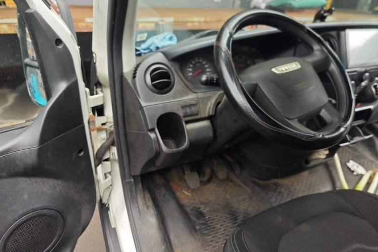 Used Iveco Eurocargo 2021 2.0T Manual - Yunrui Long Wheelbase Short Overhang High Roof Manual Doors – F1A Driver Seat