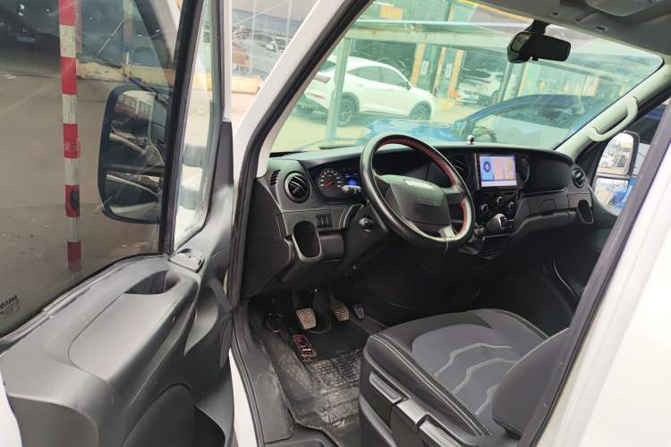 Used Iveco Eurocargo 2021 2.0T Manual Super Rui Long Wheelbase Short Overhang High Roof Side-Sliding Door F1A Driver Seat