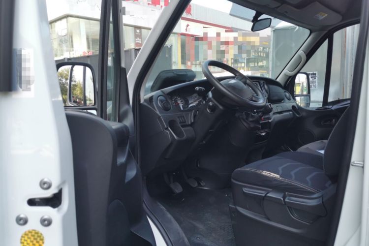 Used Iveco Eurocargo 2021 2.0T Manual Super Rui Long Wheelbase Short Overhang High Roof Side-Sliding Door F1A Driver Seat