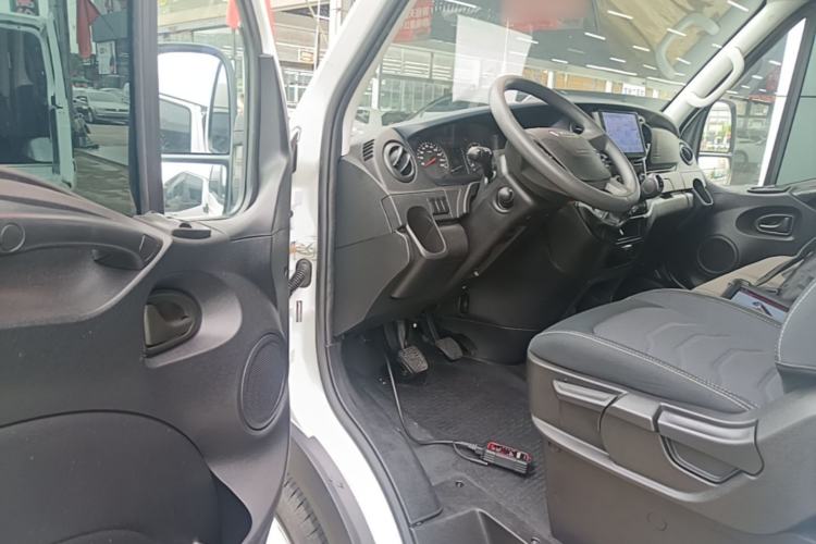 Used Iveco Eurocargo 2021 2.0T Manual Super Rui Long Wheelbase Short Overhang High Roof Side-Sliding Door F1A Driver Seat