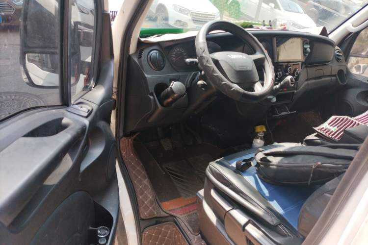 Used Iveco Eurocargo 2021 2.0T Manual Super-Rui Short Wheelbase Low-Roof Side-Hinged Door F1A Driver Seat