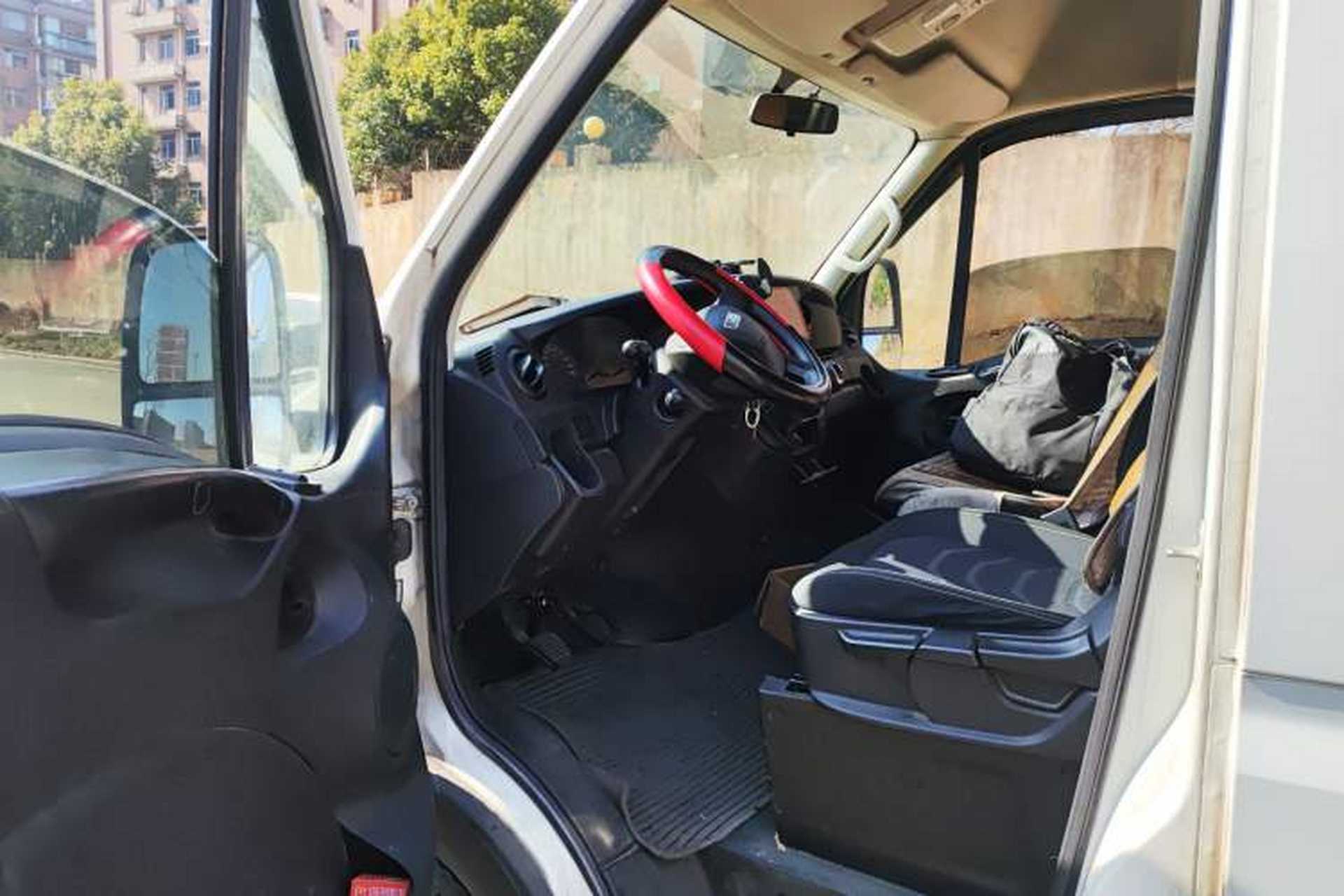 Used Iveco Eurocargo 2021 2.0T Manual Super Rui Long Wheelbase Short Overhang High Roof Side-Sliding Door F1A Driver Seat