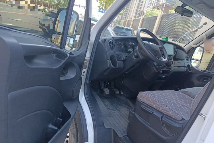 Used Iveco Eurocargo 2021 2.0T Manual Super-Rui Short Wheelbase Low-Roof Side-Hinged Door F1A Driver Seat