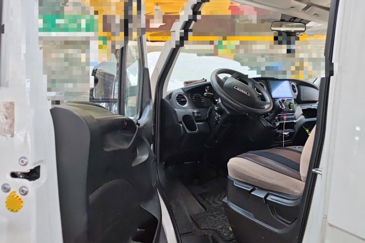 Used Iveco Eurocargo 2021 3.0T Automatic Chao Rui Short Wheelbase Low-Roof Side-Sliding Door F1C Driver Seat